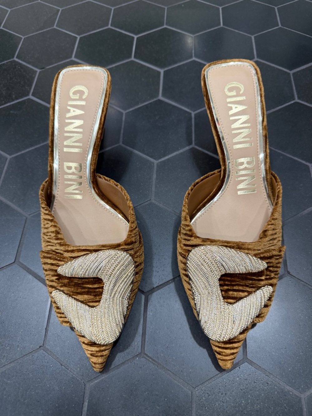 NWT Gianni Bini Wendella Ruched Velvet Buckle
Ornament Dress Mules